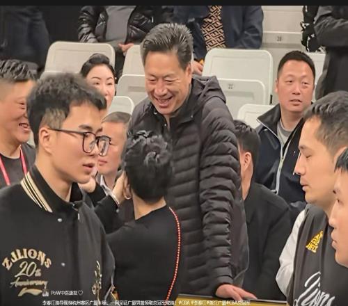 揭幕战温馨一幕!李春江受邀观看广厦总冠军颁奖仪式,受热烈欢迎