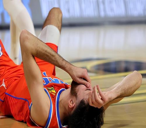 被文班亚马各种压制!雷霆内线新星的前景也是蒙上了一层阴影