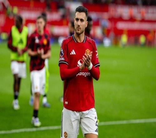 曼晚:曼联教练组给达洛特进行了一对一训练,改善其进攻站位