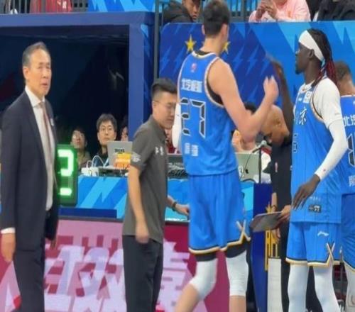 这次真的翻篇了!周琦CBA生涯首战旧主新疆9中7得到15分9板