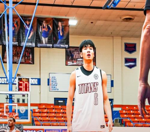 轰22+7夺连胜!中国男篮18岁2米03新星留美爆发:手握4所大学邀约