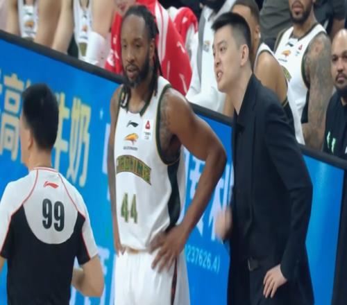 杠上了!京辽战被驱逐后,杨鸣深夜发视频回应裁判:必须学会回击