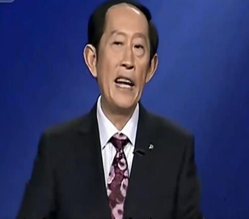 吃T遭逐后杨鸣深夜发鸡汤视频:被欺压时不必害怕把事情闹大