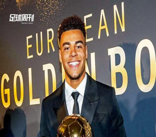 新刊第929期《足球周刊》上市,另有北京国安特别版!