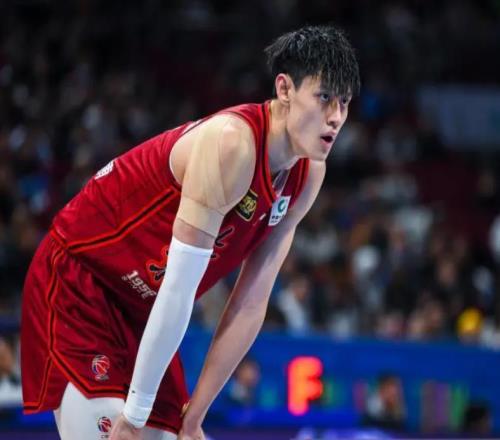 留洋计划失败,曾凡博决定和北京首钢队续约,千万大合同没了