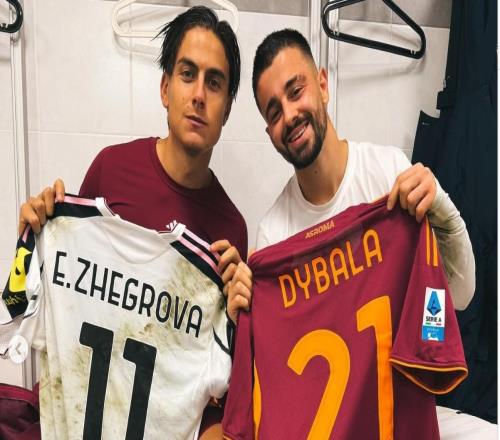 在尤文對陣羅馬的比賽結束后，熱格羅瓦與迪巴拉交換了球衣