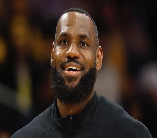 詹姆斯：能打圣誕大戰(zhàn)是榮幸，雖然我想陪家人但也要全力以赴