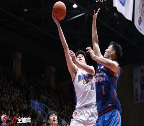 震惊篮坛!一队半场16分,创CBA史最低纪录+输51分,球迷:解散吧