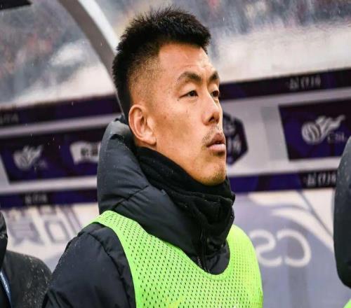 譚龍假期主動(dòng)到俱樂部加練，已得到亞泰官方點(diǎn)名表揚(yáng)，留隊(duì)無懸念