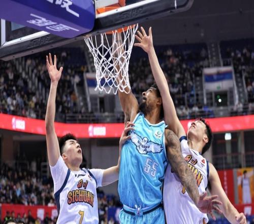 飛躍天山等了17年！青島男籃客場贏下新疆男籃，全隊五人得分上雙創造歷史