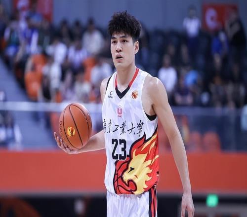 險(xiǎn)聯(lián)手鄒陽(yáng)！曝陳國(guó)豪曾受多支球隊(duì)邀約自己難把控轉(zhuǎn)會(huì)很煎熬