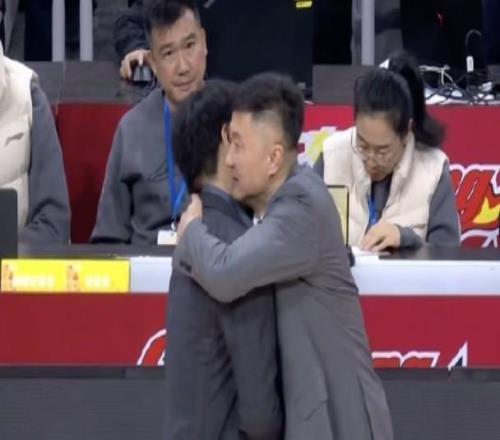 杜鋒:職業(yè)球員和教練都背負(fù)著巨大壓力,希望大家能多點(diǎn)包容