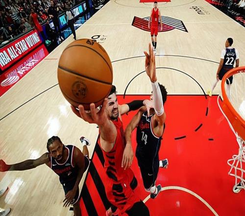 場上表現確實相當努力，但開拓者鋒線新星也確實是有些不堪重負