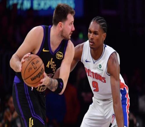 被压制!湖人12次失误落后5分:詹姆斯15分,东契奇对飙康宁汉姆