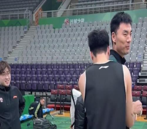 备战辽宁太暖心!张镇麟与继伟打闹+拥抱杨鸣!弗格搂住好兄弟!