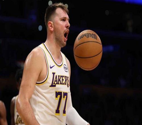 湖人盧卡東契奇對球迷的垃圾話“你說什么，混蛋”視頻瘋傳