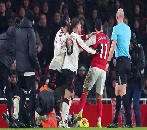 朝重伤者扔球!阿森纳马丁内利争议行为遭名宿痛批:可耻!