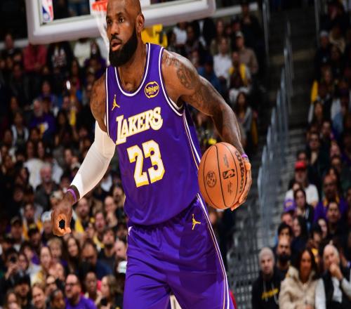 詹姆斯21中10得26分9板10助,最后被字母哥连帽带断杀死比赛