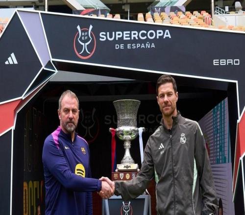 传统环节,西超杯决赛前弗里克和阿隆索在奖杯前合影