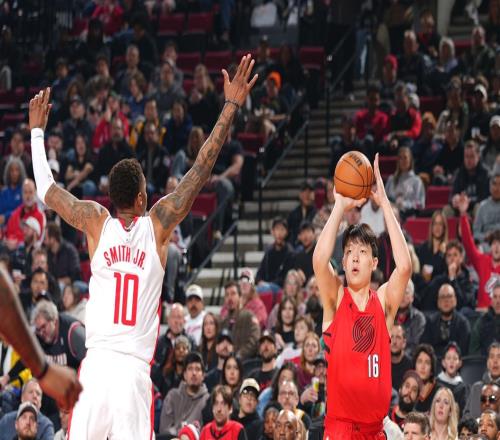 杨瀚森化身福将!开拓者8战7胜背后:小杨拼字当头获褒奖