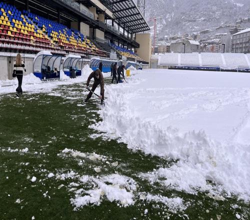 因主场积雪28厘米,安道尔FC老板皮克呼吁球迷帮忙一起铲雪