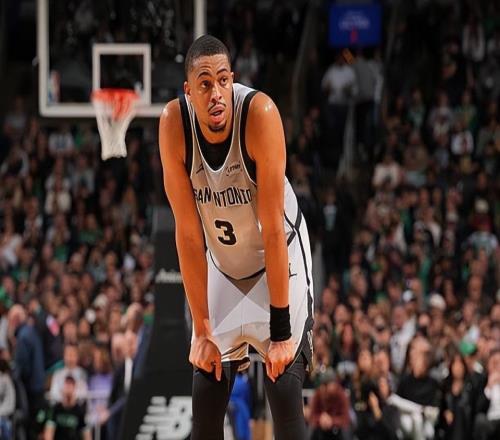 與上賽季相比簡直判若兩人，馬刺側翼大將簡直是一名超級第六人