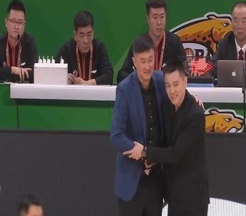 30分不敌广东!杨鸣回怼记者提问给国内球员倾斜战术是什么意思