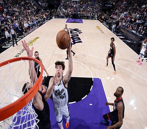 確實有點東西！國王內線新秀面對火箭又一次打出了全面的表現