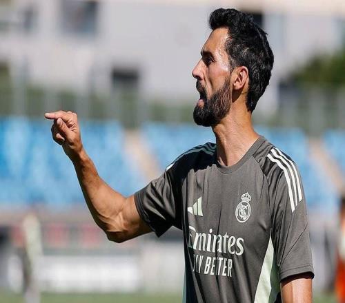 記者：阿韋洛亞早上7點(diǎn)就抵達(dá)訓(xùn)練基地，比球員們早到兩小時(shí)