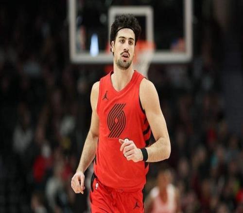 全明星投票次輪得票數(shù)力壓詹姆斯，他依然得到了詹姆斯的認(rèn)可