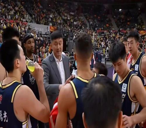 CCTV5直播廣東男籃大戰(zhàn)上海，CBA四強巔峰對決，杜鋒或故技重施