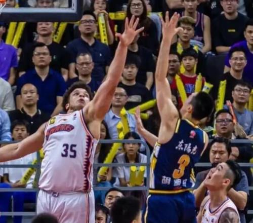 煙霧彈媒體人稱洛夫頓將缺席滬粵大戰杜鋒帶隊贏球輕松許多