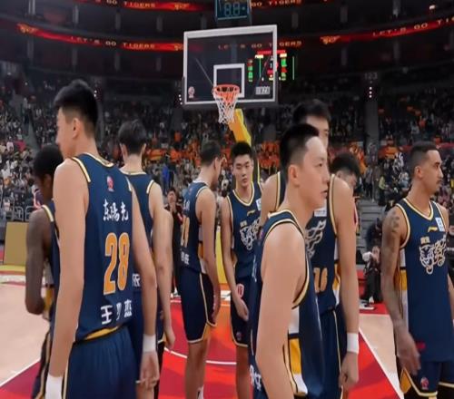 隨著上海40分狂勝廣東，山東8連勝，CBA最新積分榜出爐：廣廈領(lǐng)跑