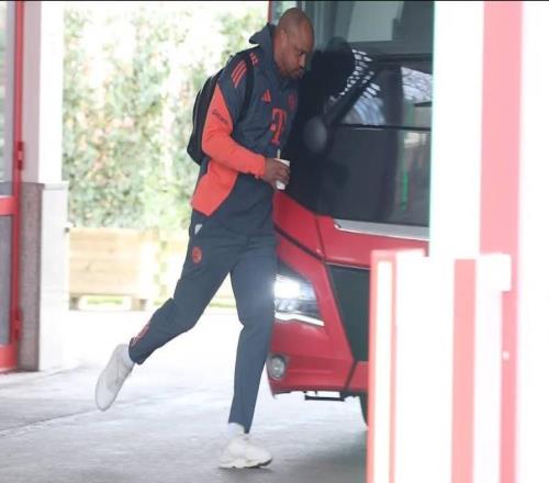 图片报:拜仁大巴差点没带上孔帕尼就出发,因为他去拿外套了