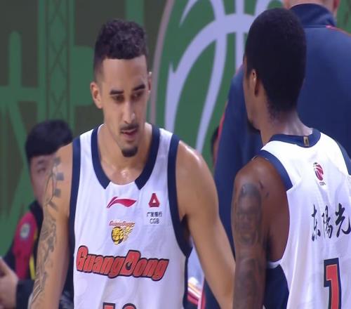 朱芳雨賭對了！CBA“新中鋒”打成大腿，加盟廣東隊成定局