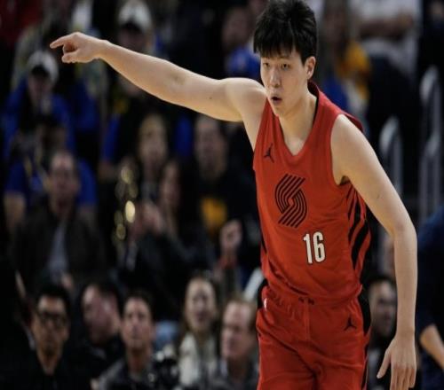 NBA裁判服了！主動給楊瀚森大拇指，244斤小楊撞頭搶球感動太多人