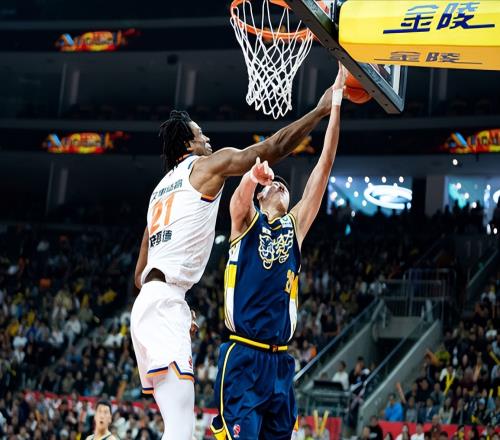 滬粵強強對話一邊倒，廣東男籃一問題無限凸顯，杜鋒抱頭盡顯無奈