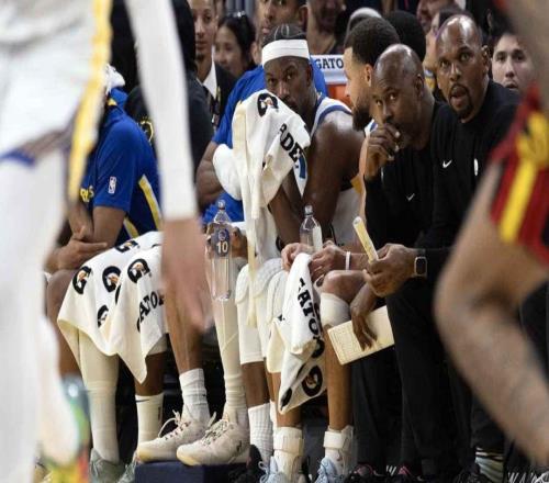 玩得不亦樂乎，勇士隊庫里和巴特勒在大勝開拓者隊時盡情嬉鬧