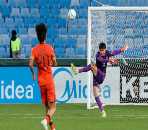 致敬！李昊帶病出戰(zhàn)助U23國足晉級發(fā)燒仍零封泰國+3場獻16次神撲