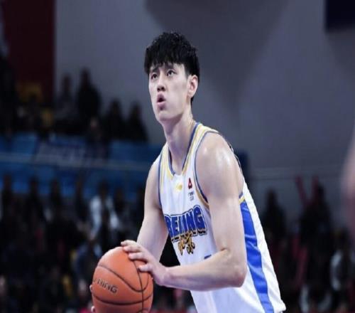 曾凡博：左手食指一直很腫長(zhǎng)期影響投籃，外教正在幫我改手型