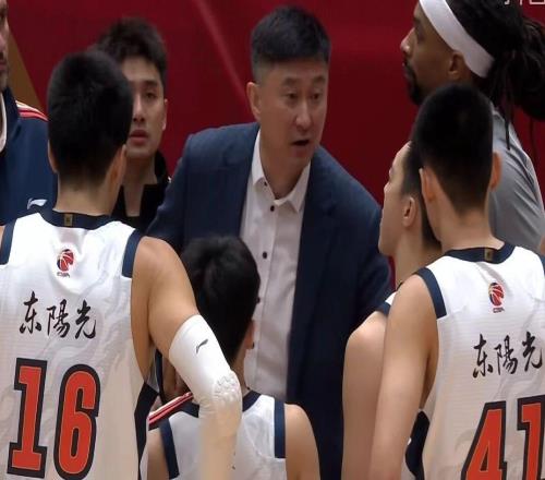廣東男籃打硬仗能力不足，張慶鵬批評球員耍大牌，山東男籃成黑馬