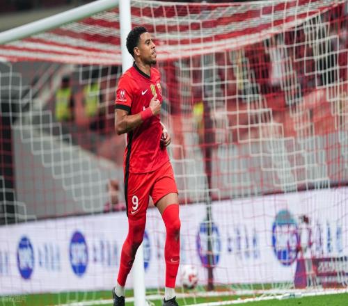 上港中鋒離隊(duì)后敲定新東家，本賽季將為河南隊(duì)出戰(zhàn)中超，引發(fā)熱議