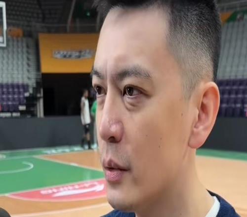 遼疆踩場備戰(zhàn)！楊鳴采訪接受批評，繼偉時(shí)間限制，格蘭贊遼寧強(qiáng)隊(duì)