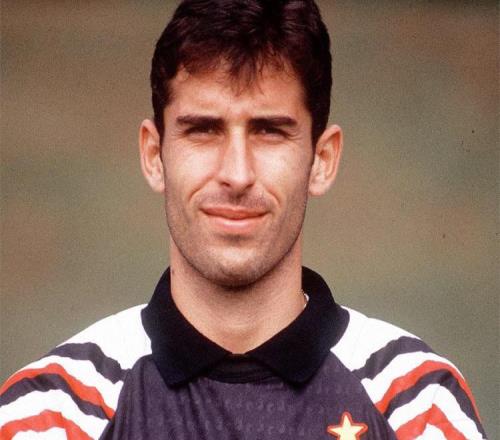 飄忽不定的門將，能單賽季吃3次紅牌，也能42歲意甲撲點(diǎn)球