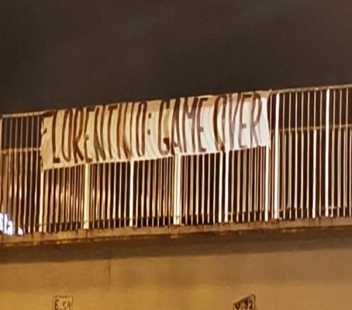 皇馬球迷懸掛橫幅表達(dá)不滿：弗洛倫蒂諾頻頻失敗的主席_西甲直播