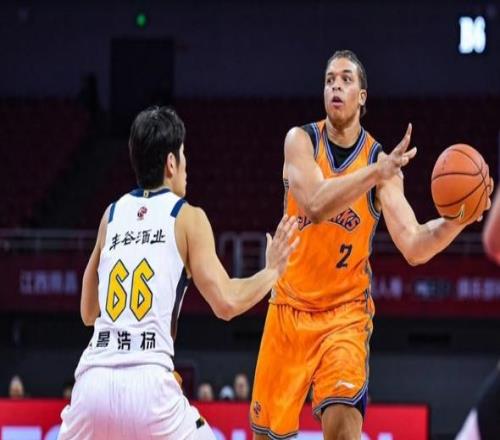 上海男籃VS新疆！盧偉全力出擊，洛夫頓爆發，央視直播