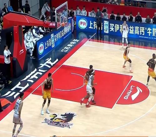 半場(chǎng)戰(zhàn)報(bào)山東男籃47：52落后江蘇，郭凱缺戰(zhàn)，克里斯11分