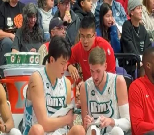 半場(chǎng)就拿兩雙！楊瀚森輕松虐菜，開拓者培養(yǎng)成果明顯