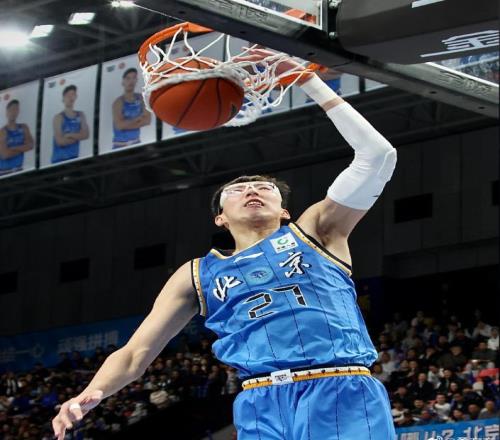 唉！真奇怪，三大頂薪合砍12分，比32歲老將得分少，怪得不4戰(zhàn)3負(fù)