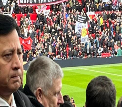 互相傷害，曼聯球迷舉“115”標語，曼城球迷高唱阿莫林歌曲